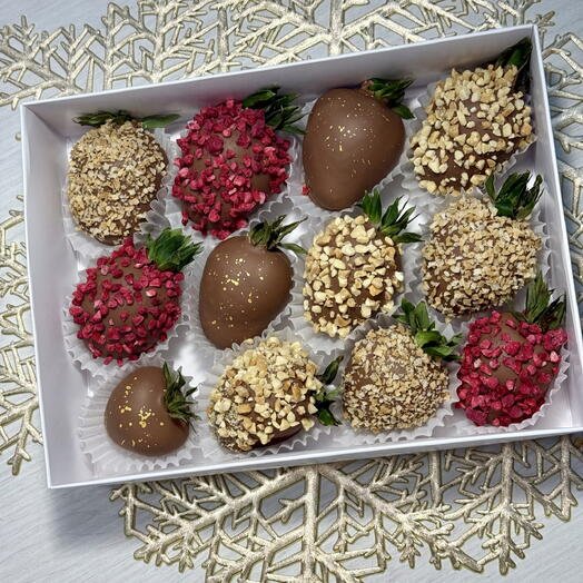 Клубника в молочном шоколаде 12 ягод