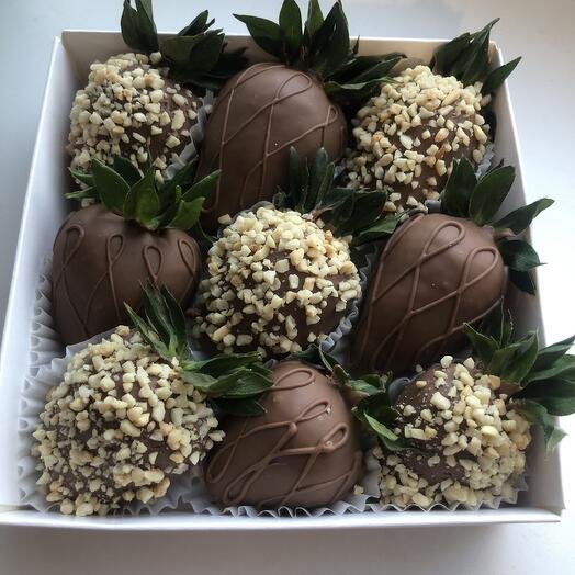 Клубника в молочном шоколаде набор 9 ягод