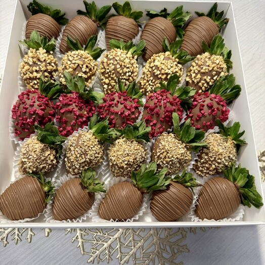 Клубника в молочном шоколаде большой набор на компанию