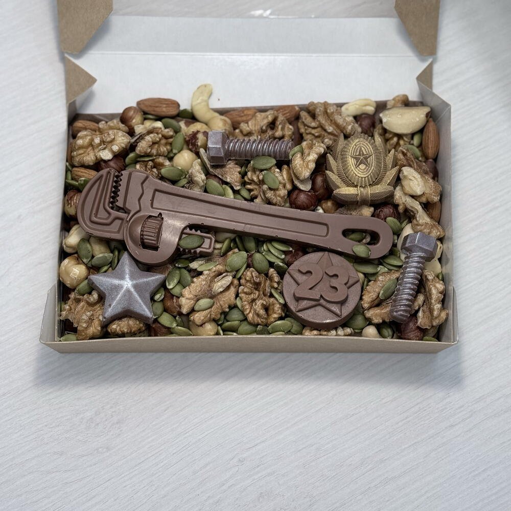 Набор Орехов и шоколада мужчине на 23 февраля