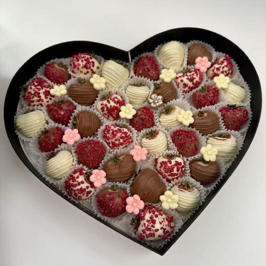 Клубника в шоколаде в коробке «Сердце» 35-40 ягод "Изысканный Шарм"