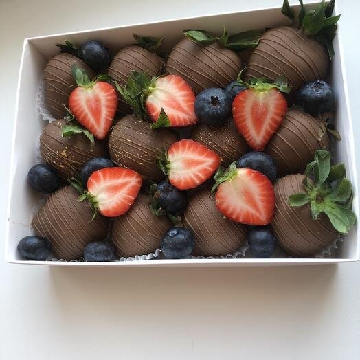 Клубника в шоколаде 12 ягод в молочном шоколаде в подарок