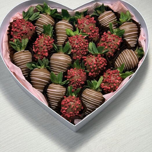 Клубника в шоколаде в коробке сердце 16-20 ягод в подарок для особого случая "Тебе"