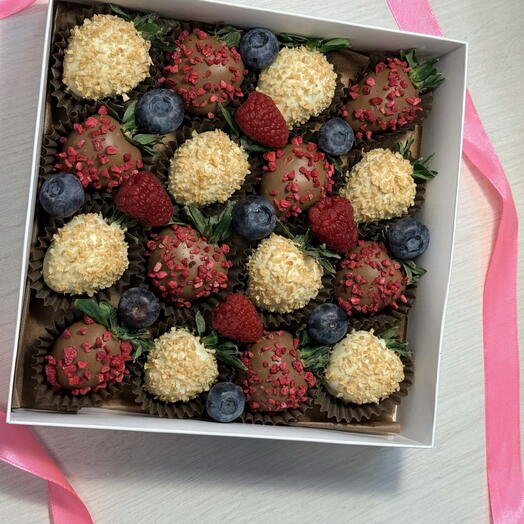 Клубника в белом и молочном шоколаде 16 ягод со свежей голубикой и малиной