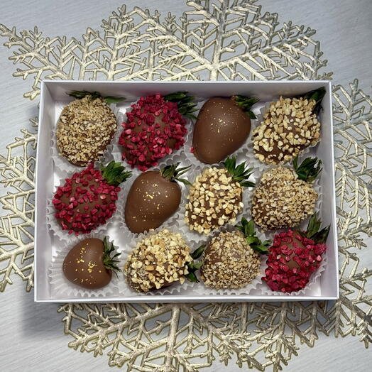 Клубника в молочном шоколаде 12 ягод