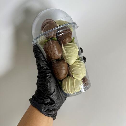 Стакан клубники в белом и молочном шоколаде Callebaut