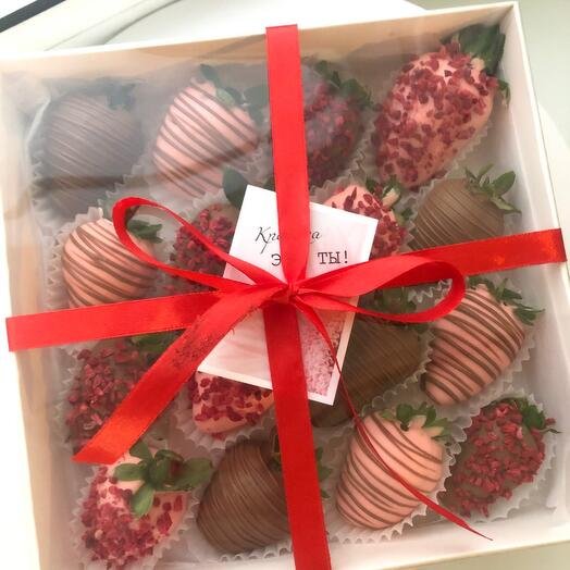 Клубника в шоколаде набор "Классика+"16 ягод