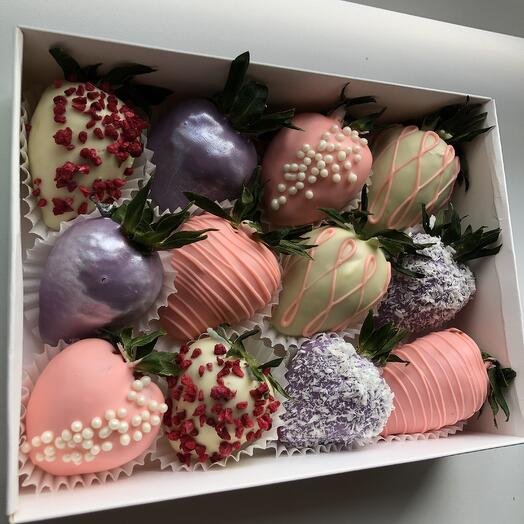 Клубника в шоколаде 12 ягод в бельгийском шоколаде подарок на выпускной