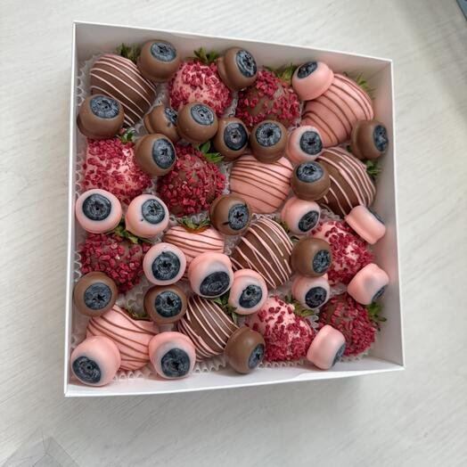 Ассорти из свежей клубники и голубики в шоколаде