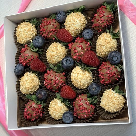 Клубника в белом и молочном шоколаде 16 ягод со свежей голубикой и малиной