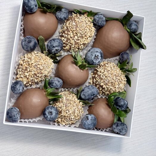 Клубника в шоколаде с вафельной крошкой 9 ягод