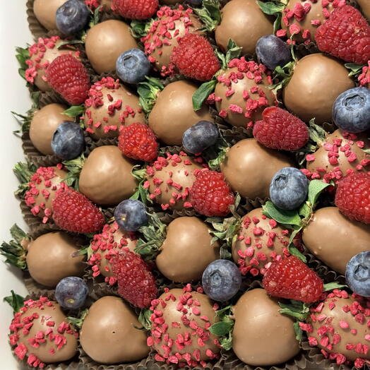 Набор клубники в молочном шоколаде 35-42 ягоды с малиной и голубикой в подарок