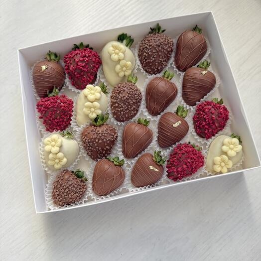 Клубника в шоколаде набор 20 ягод в белом и молочном шоколаде