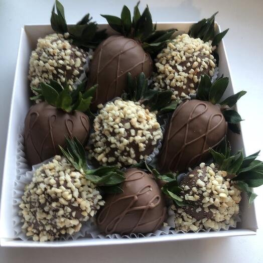 Клубника в молочном шоколаде набор 9 ягод