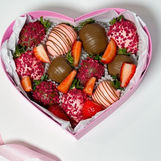 Клубника в шоколаде "Сердце" размер S