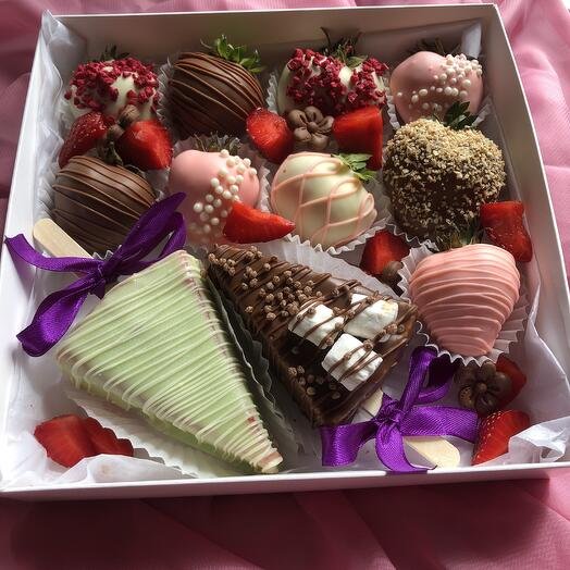 Набор из клубники в шоколаде и чизкейков на палочке в подарок