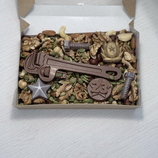 Набор Орехов и шоколада мужчине на 23 февраля