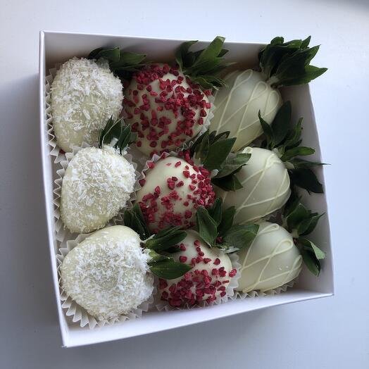 Клубника в белом шоколаде Callebaut 9 ягод