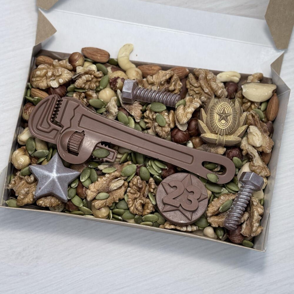 Набор Орехов и шоколада мужчине на 23 февраля