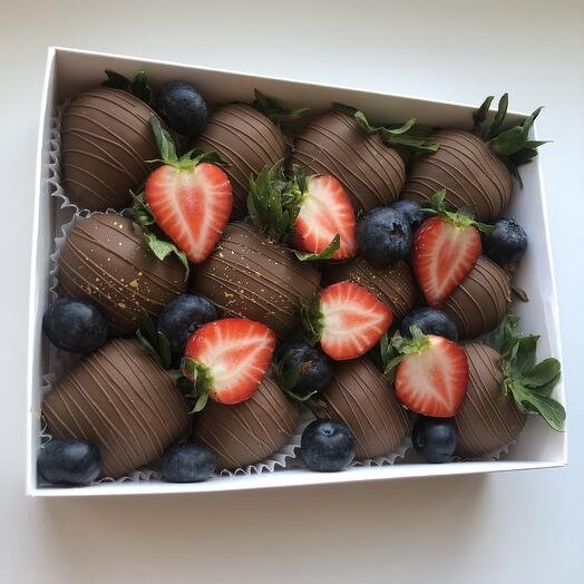 Клубника в шоколаде 12 ягод в молочном шоколаде в подарок