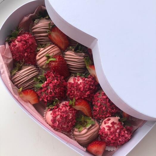 Клубника в шоколаде  «Нежное прикосновение» 16-20 ягод