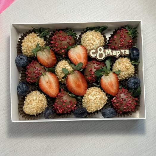 Клубника в белом и молочном шоколаде 12 ягод на 8 марта подарок любимым!