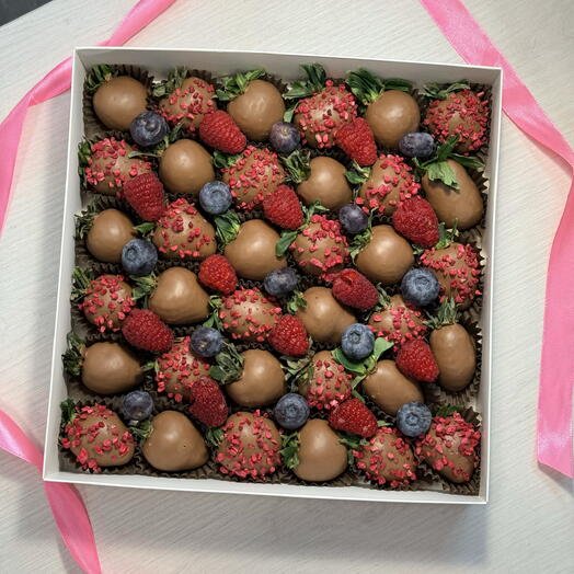 Набор клубники в молочном шоколаде 35-42 ягоды с малиной и голубикой в подарок