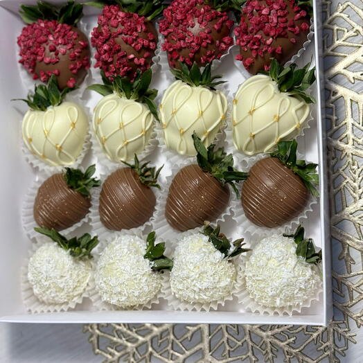 Клубника в шоколаде 16 ягод десерт на любой повод