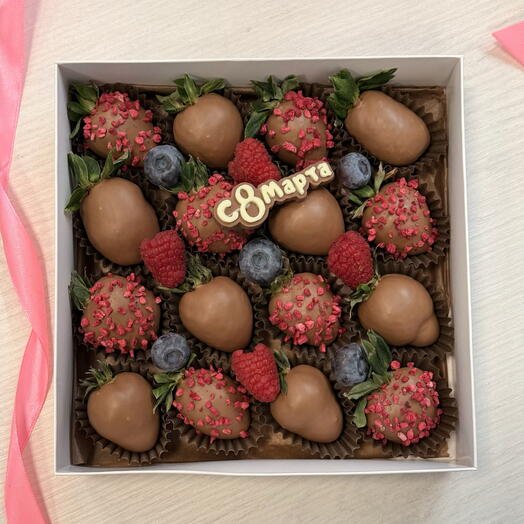 Набор клубники в молочном шоколаде 16 ягод с малиной и голубикой 8 марта!
