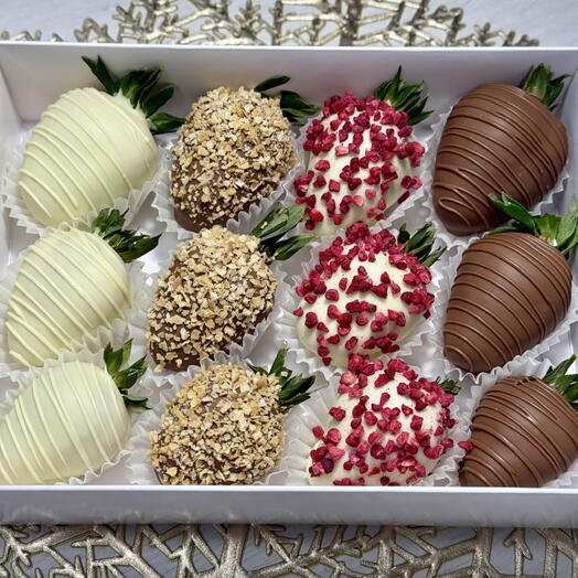 Набор клубники в белом и молочном шоколаде 12 ягод любимой в подарок