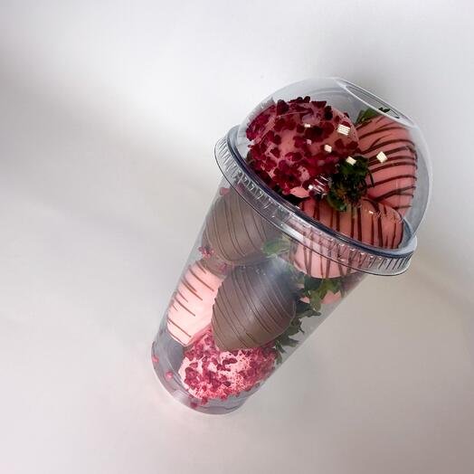 Стакан с клубникой в бельгийском шоколаде