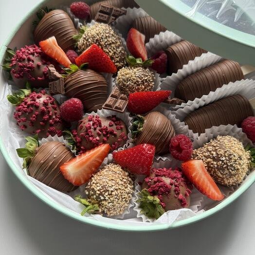 Набор ассорти из клубники и бананов в молочном шоколаде в круглой коробке на подарок