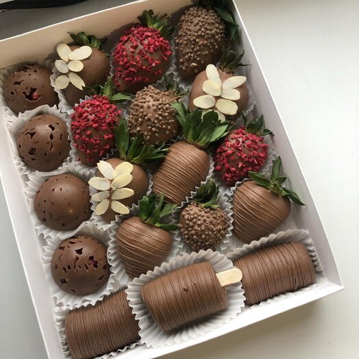 Ассорти в молочном шоколаде Callebaut (клубника, банан, гранат)