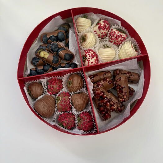 Набор ассорти клубника, голубика, гранат в бельгийском шоколаде