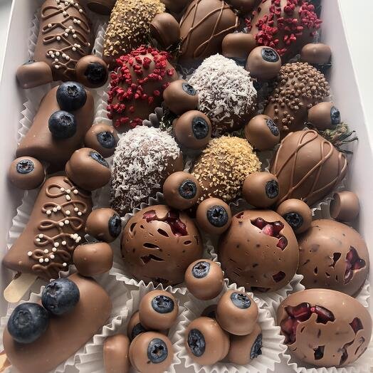 Ассорти клубника, голубика, банан, гранат в молочном шоколаде Callebaut