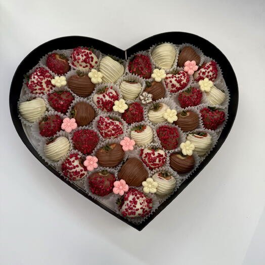 Клубника в шоколаде в коробке «Сердце» 35-40 ягод "Изысканный Шарм"