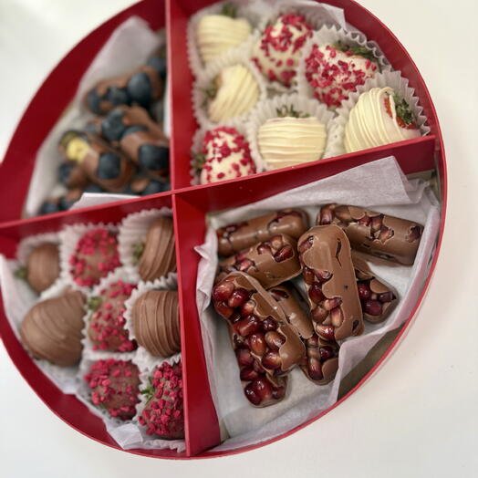 Набор ассорти клубника, голубика, гранат в бельгийском шоколаде
