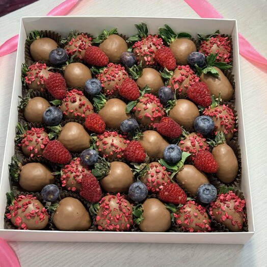 Набор клубники в молочном шоколаде 35-42 ягоды с малиной и голубикой в подарок