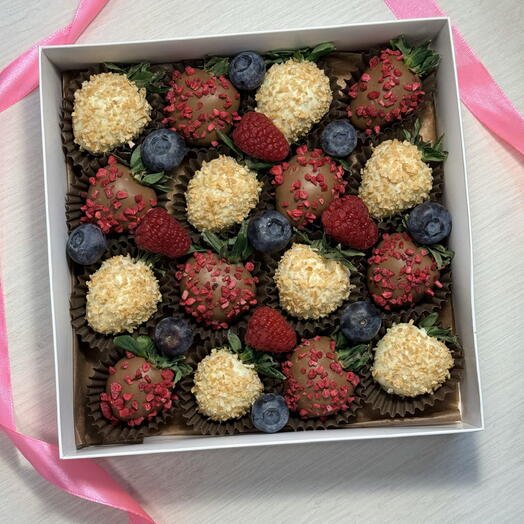 Клубника в белом и молочном шоколаде 16 ягод со свежей голубикой и малиной