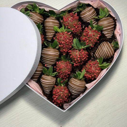 Клубника в шоколаде в коробке сердце 16-20 ягод в подарок для особого случая "Тебе"