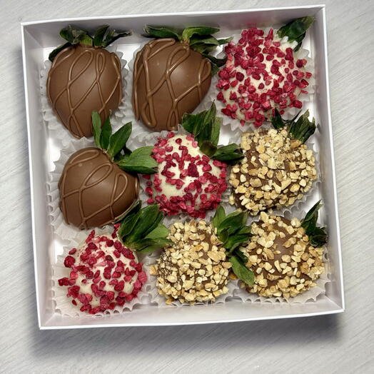 Набор из клубники в шоколаде ассорти белый и молочный шоколад 9 ягод
