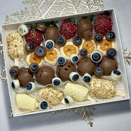 Ассорти в белом и молочном шоколаде из клубники, бананов, мандарин, гранатов, голубики