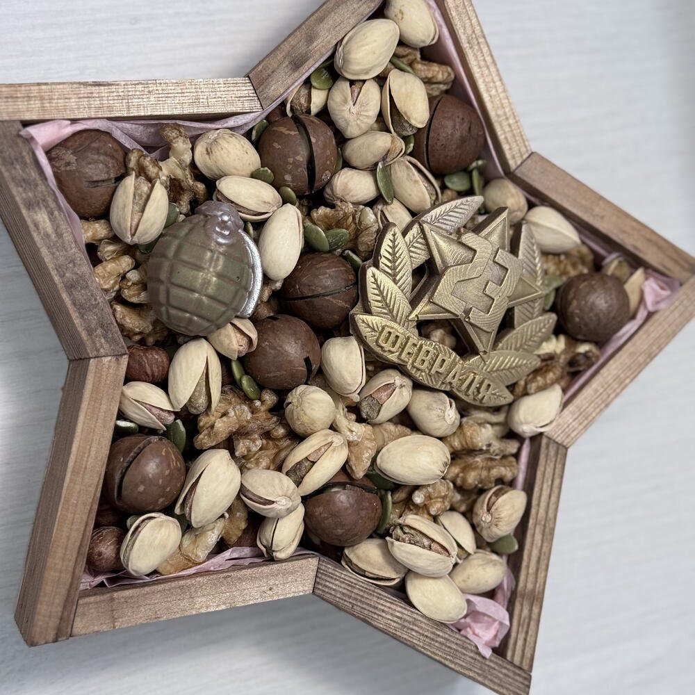 Подарочный набор Настоящий мужчина: орехи и бельгийский шоколад к 23 февраля