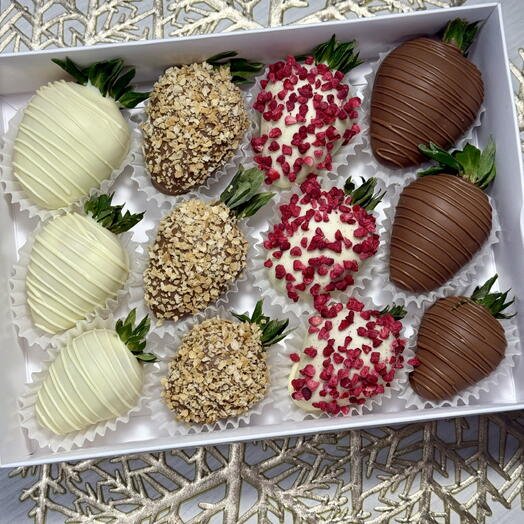 Набор клубники в белом и молочном шоколаде 12 ягод любимой в подарок