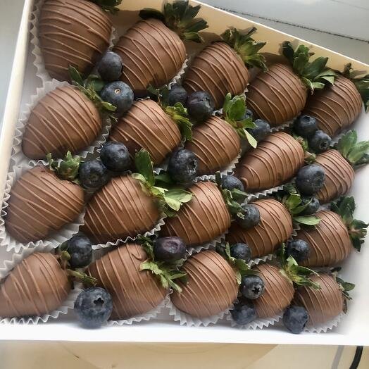 Клубника в шоколаде набор с голубикой