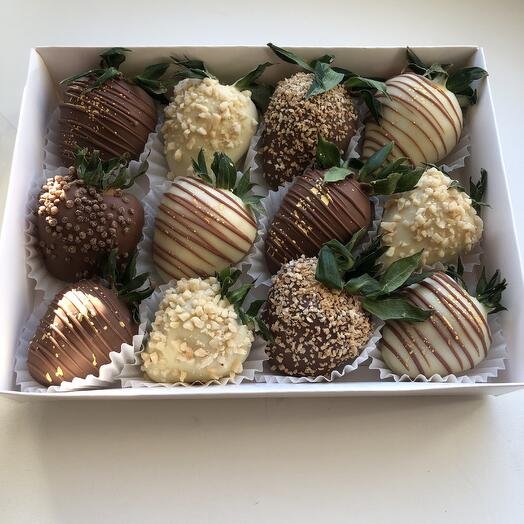 Клубника в белом и молочном шоколаде 12 ягод