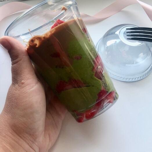 Стакан с нарезанной свежей клубникой и дубайским шоколадом