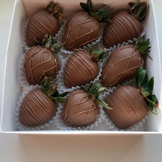 Клубника в молочном шоколаде 9 ягод