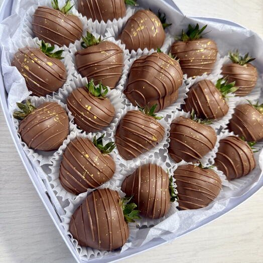 Клубника в молочном шоколаде в коробке сердце 16-20 ягод подарок для любимых