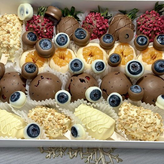 Ассорти в белом и молочном шоколаде из клубники, бананов, мандарин, гранатов, голубики